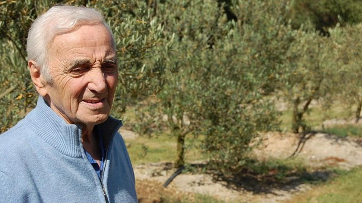 Charles Aznavour, con sus olivos, en una imagen reciente