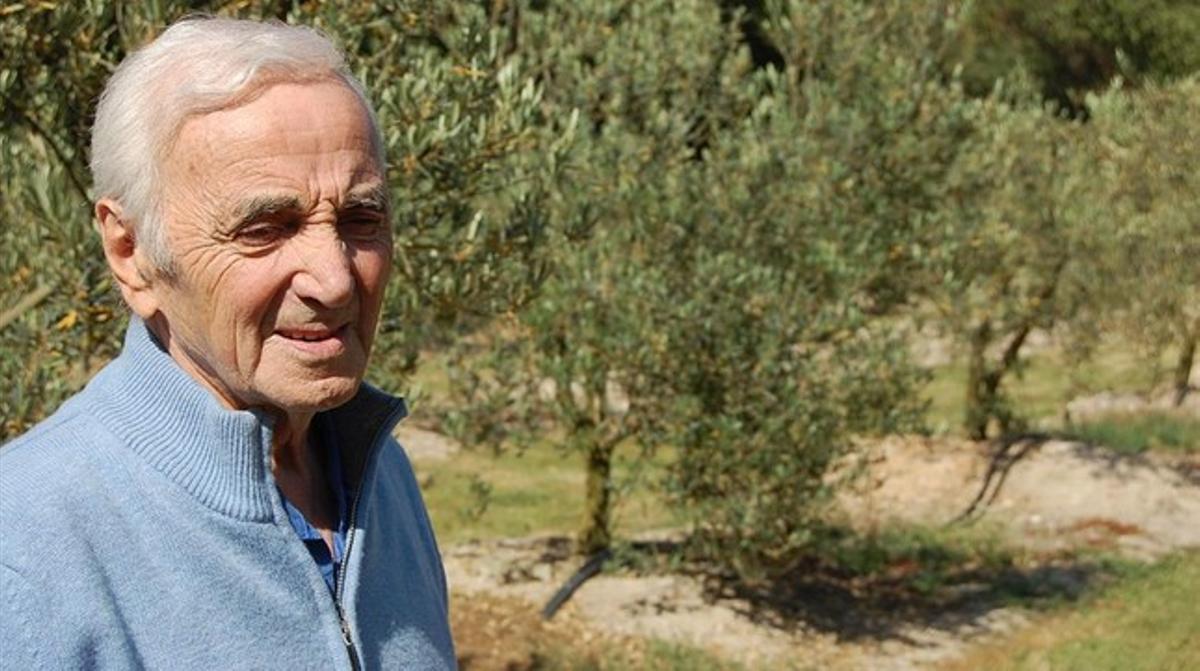 Charles Aznavour, amb les seves oliveres, en una imatge recent