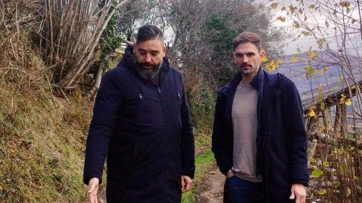 Los socialistas Alejandro Fernández y Jorge Expósito, en la caja de la carretera de Cenera a Riosa.