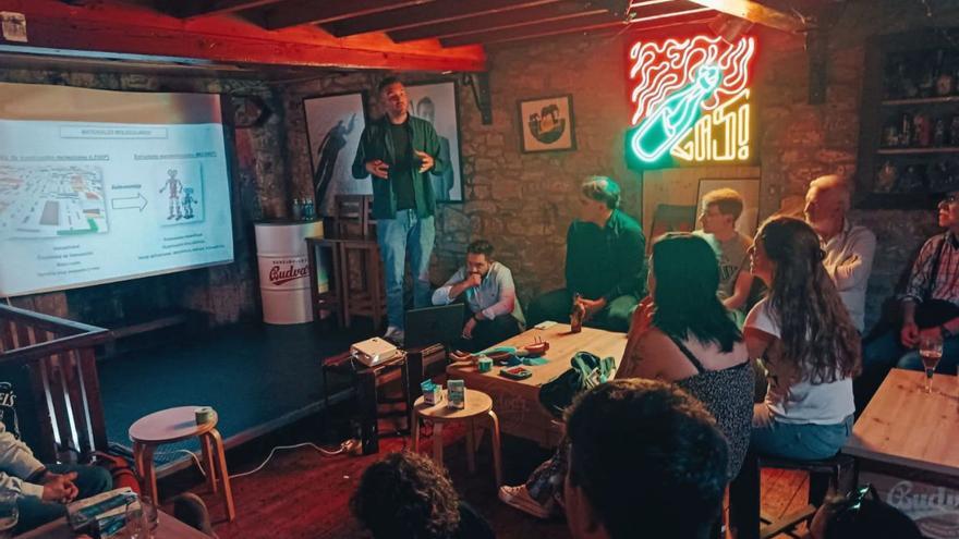 Un momento de una de las charlas en el pub Miúdo. |  FdV