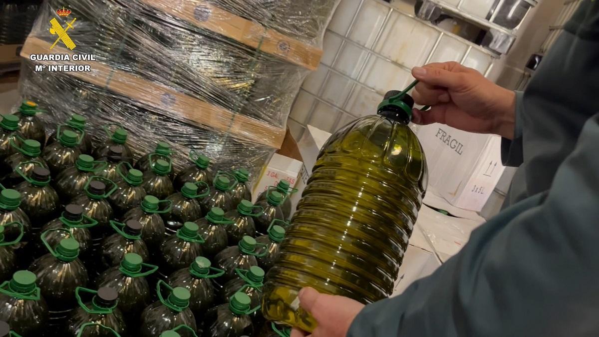 Aceite inmovilizado por la Guardia Civil que se vendía como de oliva virgen extra y era una mezcla de aceite de semillas y de orujo.