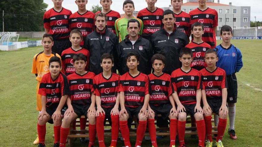 Plantilla y cuerpo técnico del equipo de categoría infantil de la Escola de Fútbol Lalín de 2014-2015.