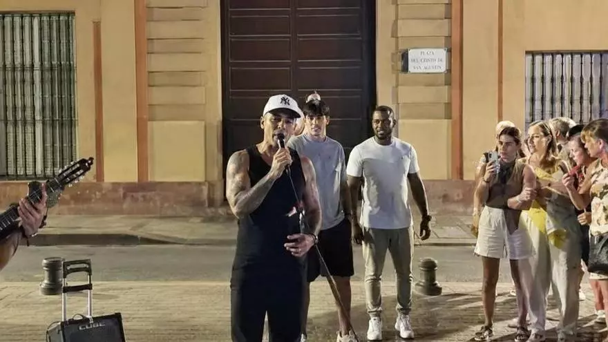 Vídeo | Robbie Williams sorprende en Sevilla con una actuación callejera en el barrio de Santa Cruz