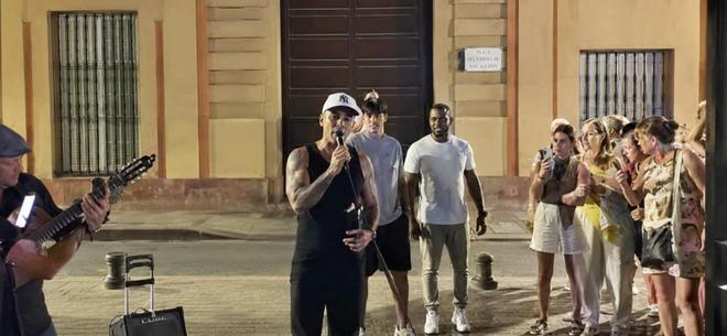 Robbie Williams sorprende en Sevilla con una actuación callejera