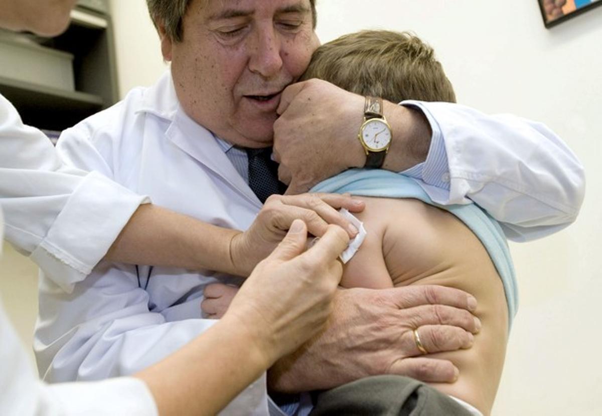 Un niño recibe una vacuna antigripal en un centro de salud.