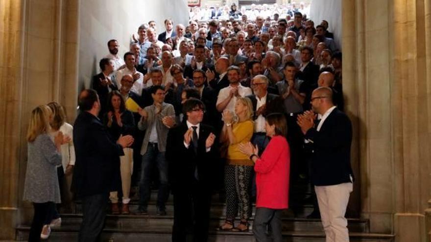 Puigdemont i els alcaldes aplaudeixen després de fer-se la foto de família a la UB.