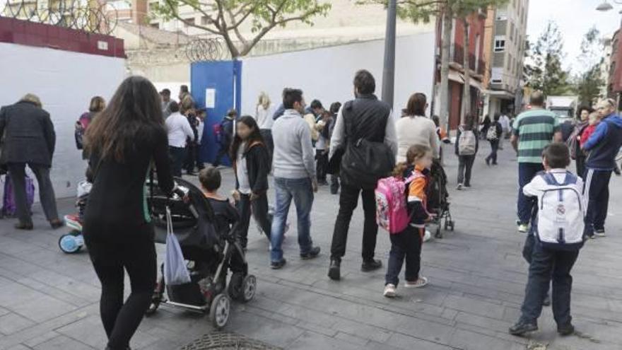 Padres y madres acompañan a sus hijos a un colegio de Gandia.