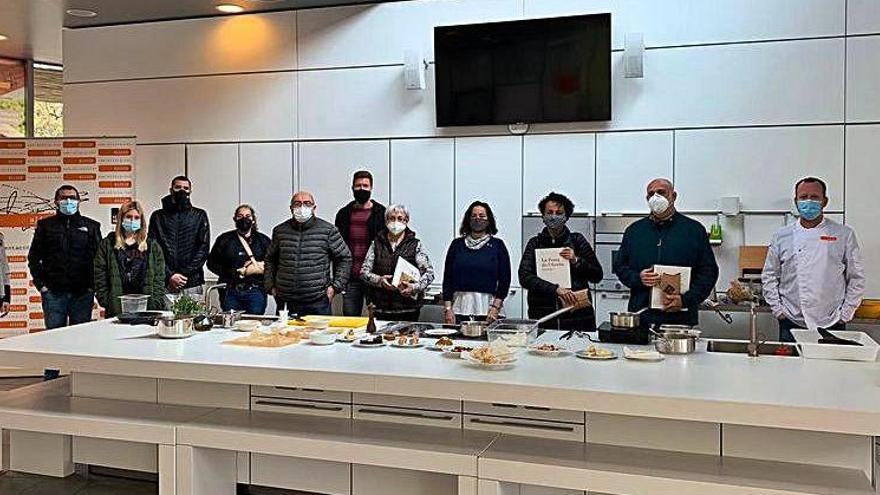 Foto de grup de participants, cuiners i polítics a Alícia