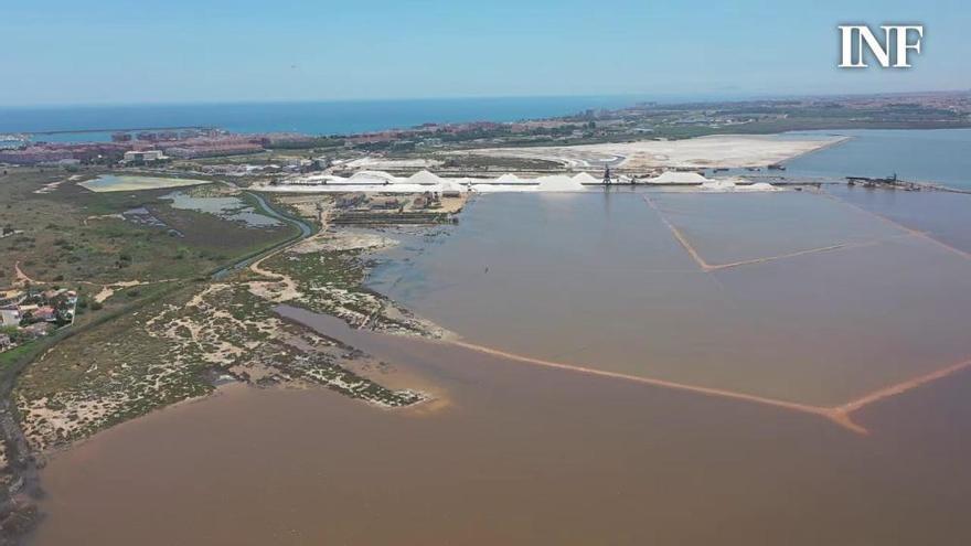 El drenaje sin control de las urbanizaciones de Torrevieja acaba con el rosa de la laguna salinera