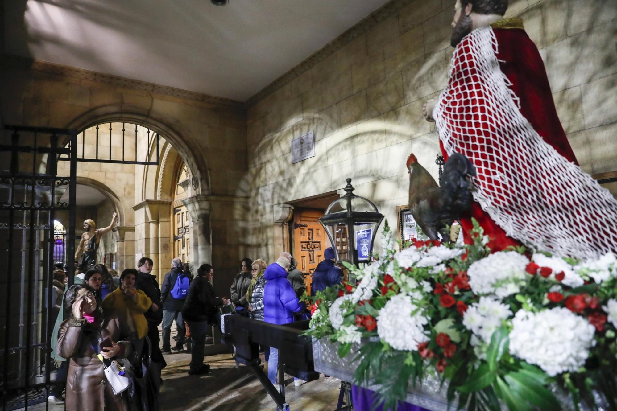 Así es la procesión del Martes Santo en Gijón (en imágenes)