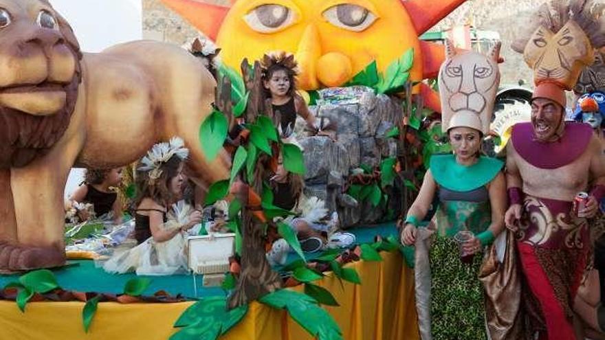 Una colorida carroza representa el musical &quot;El Rey León&quot;.