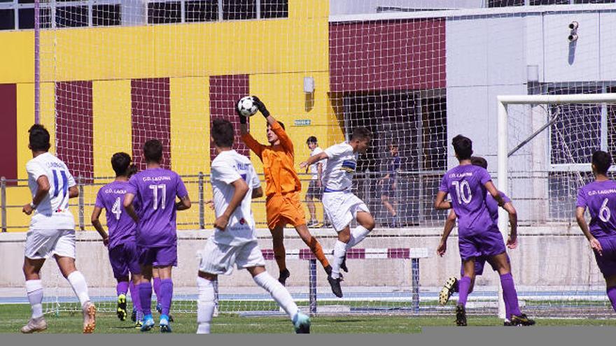 El meta lagunero Yeray bloca el balón.