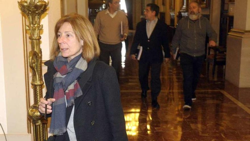 La exportavoz del PSOE, Mar Barcón, accede a un pleno seguida de los ediles García, Dapena y Ferreiro.