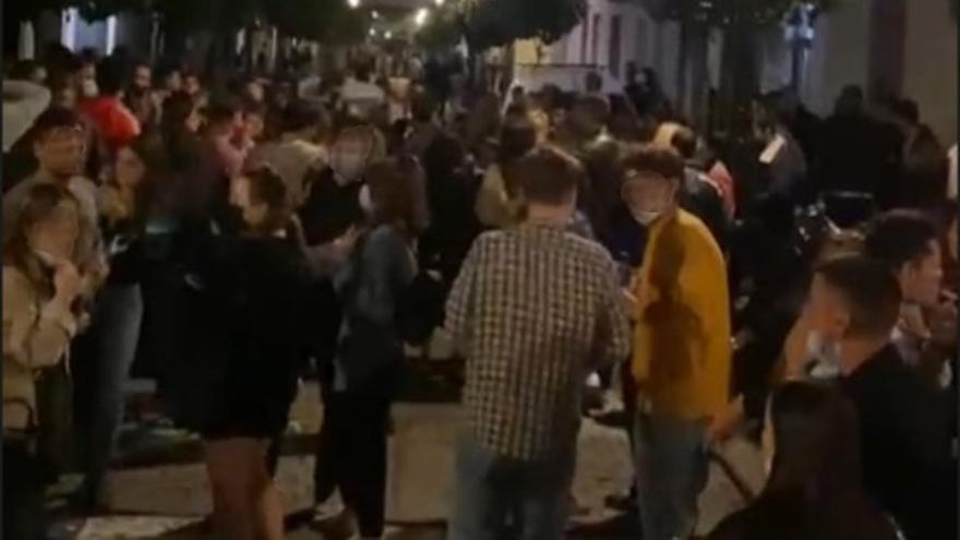 Participantes en un botellón en la calle Churruca