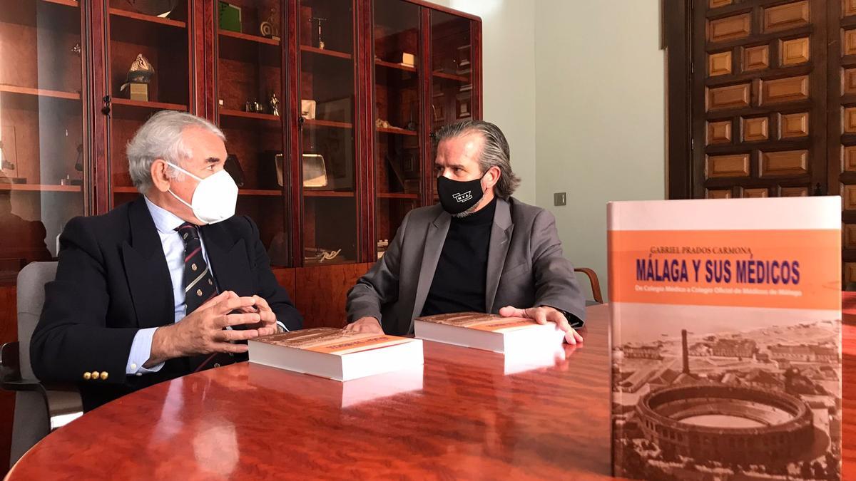 Pedro Navarro, presidente del Colegio Oficial de Médicos, y Víctor González, delegado de Cultura de la Diputación, en la presentación del libro