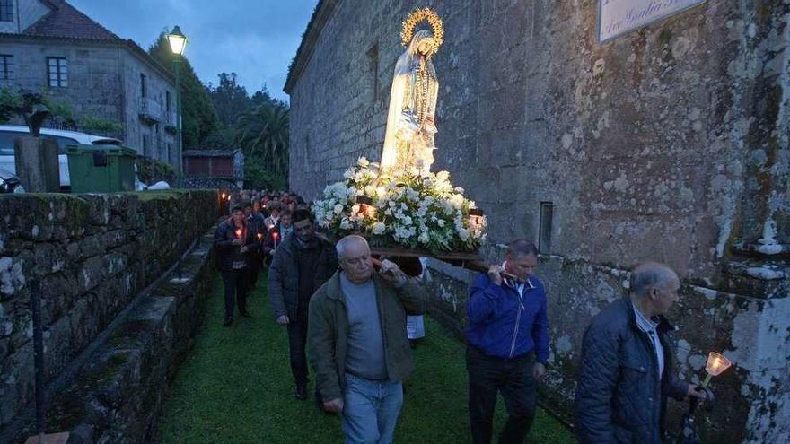 Antorchas en el camino y velas en las manos de los fieles iluminaron la procesión. // Bernabé / Cris M.V.