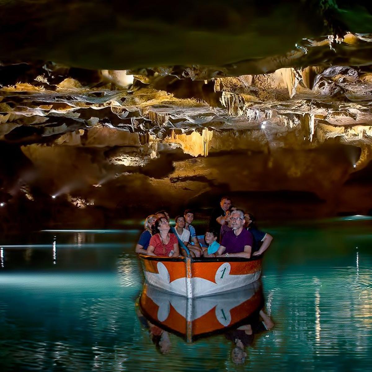 Los visitantes a les Coves han incrementado de manera progresiva hasta superar los 200.000 al año. Imagen de archivo.