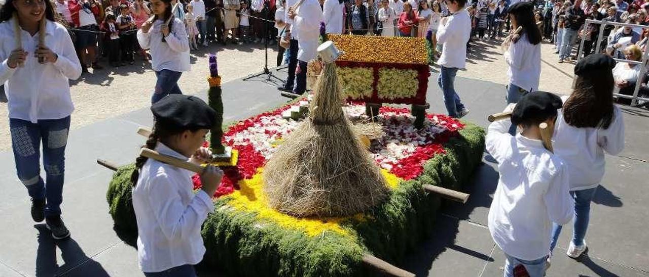 Unos niños interpretan las coplas en la edición del pasado año de la Festa dos Maios. // Alba Villar