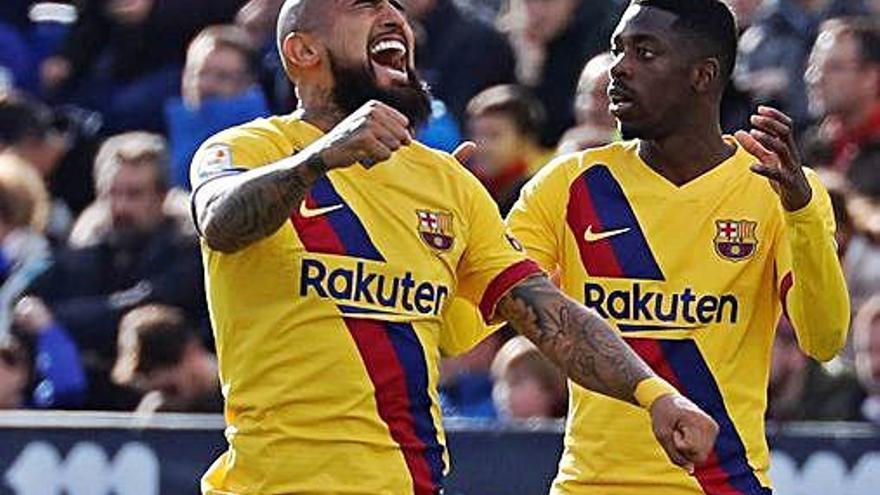 Vidal, en el centro, celebra el gol de la victoria del Barça.