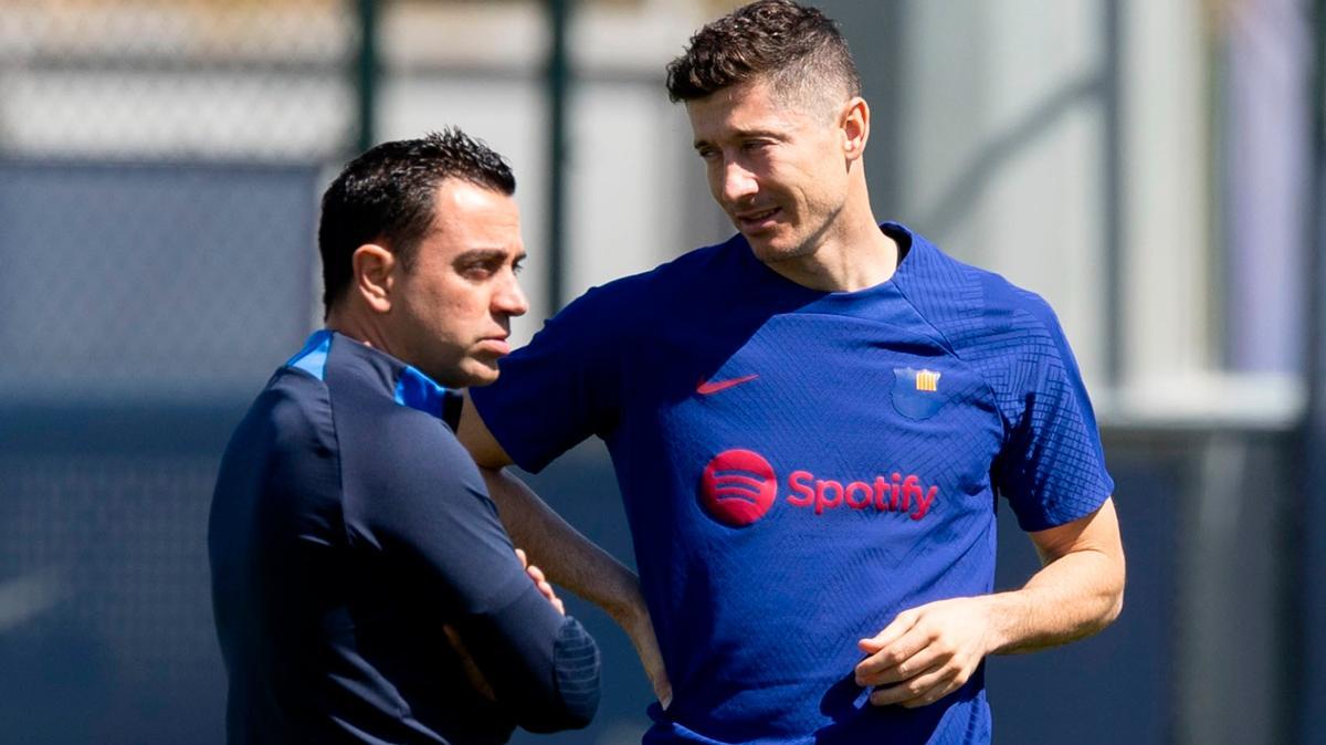 Xavi junto a Lewandowski durante un entrenamiento