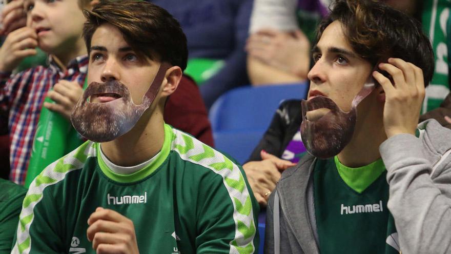 Los aficionados del Unicaja disfrutaron con la «barba» de Joan Plaza.