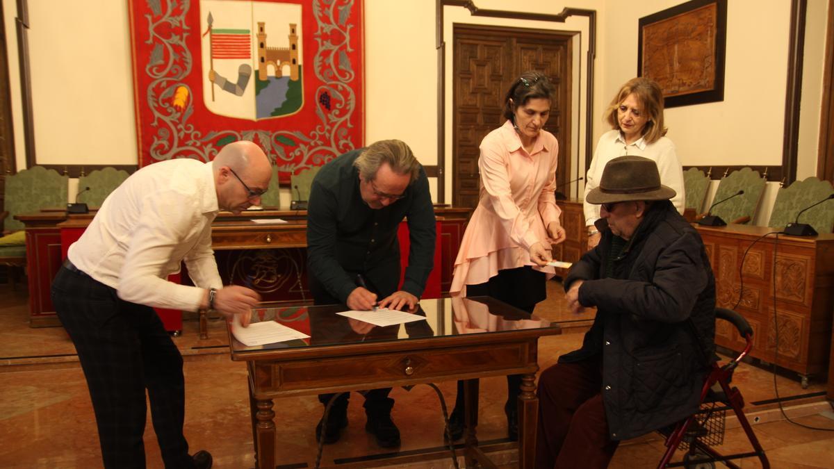 Alcalde Francisco Guarido firma el convenio