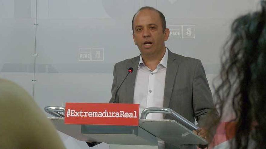 El PSOE asegura que el Gobierno extremeño no representa un tango sino un &quot;tongo&quot;