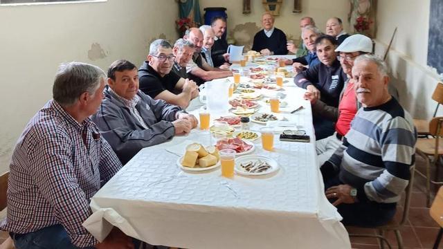 Miembros de la asociación comparten un almuerzo tras la misa oficiada en la parroquia. | CEDIDA