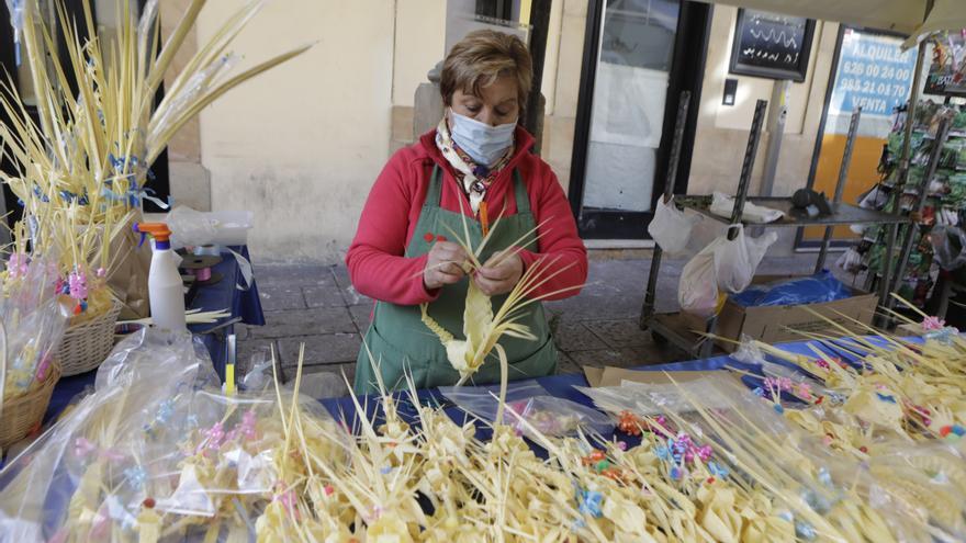 La ovetense que lleva tres décadas trenzando palmas en el Fontán: &quot;Este año he hecho 3.200&quot;