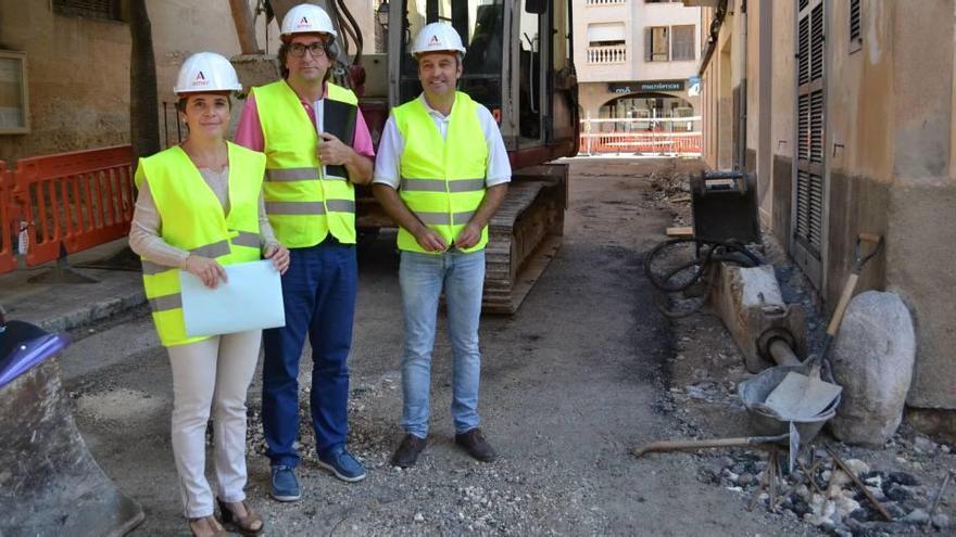 Concejales y técnicos del ayuntamiento de Manacor visitaron ayer la zona de la calle Rector Caldentey.