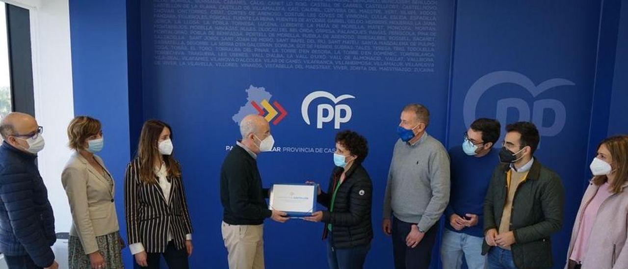 Momento en el que Carmina Ballester presentó los avales para optar a unas primarias de las que, finalmente, se retiró, en la sede del PPCS en Castelló.