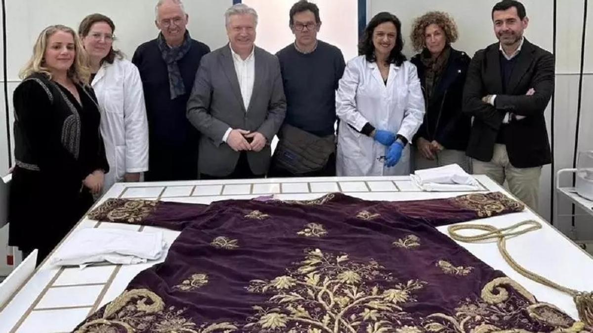 Presentación de los trabajos en la túnica del Nazareno.