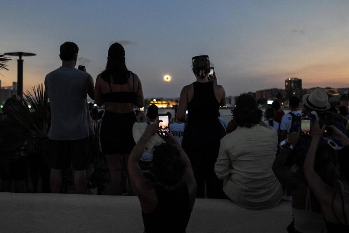 Imagenes desde el El Port Marina Tarraco, durante  el eclipse total de Sol