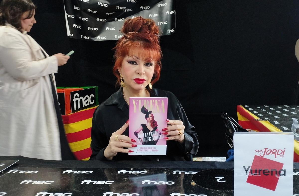 Yurena, en su primera firma de libros por Sant Jordi.
