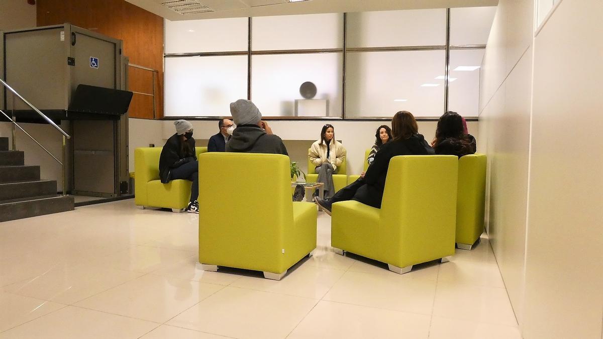 Sessió de grup a l'hospital de dia d'adults.