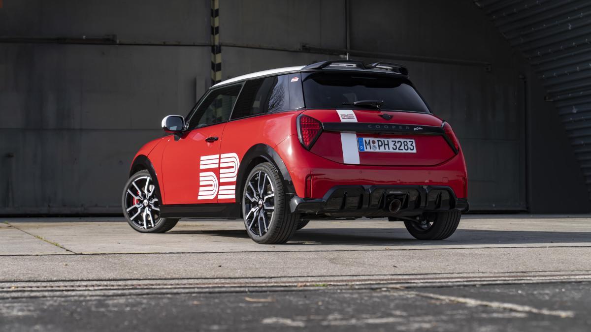 Desde atrás, el contraste entre rojo y blanco refuerza su carácter deportivo, acompañado por un difusor marcado y un gran tubo de escape central.