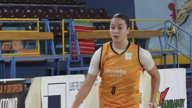 Ana Pérez Relancio avanza con el balón durante un partido. | VÍCTOR GARRIDO