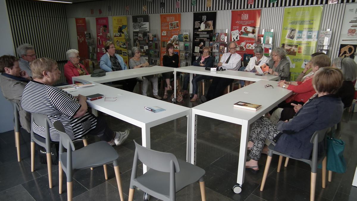 Una reunió a la biblioteca de Solsona