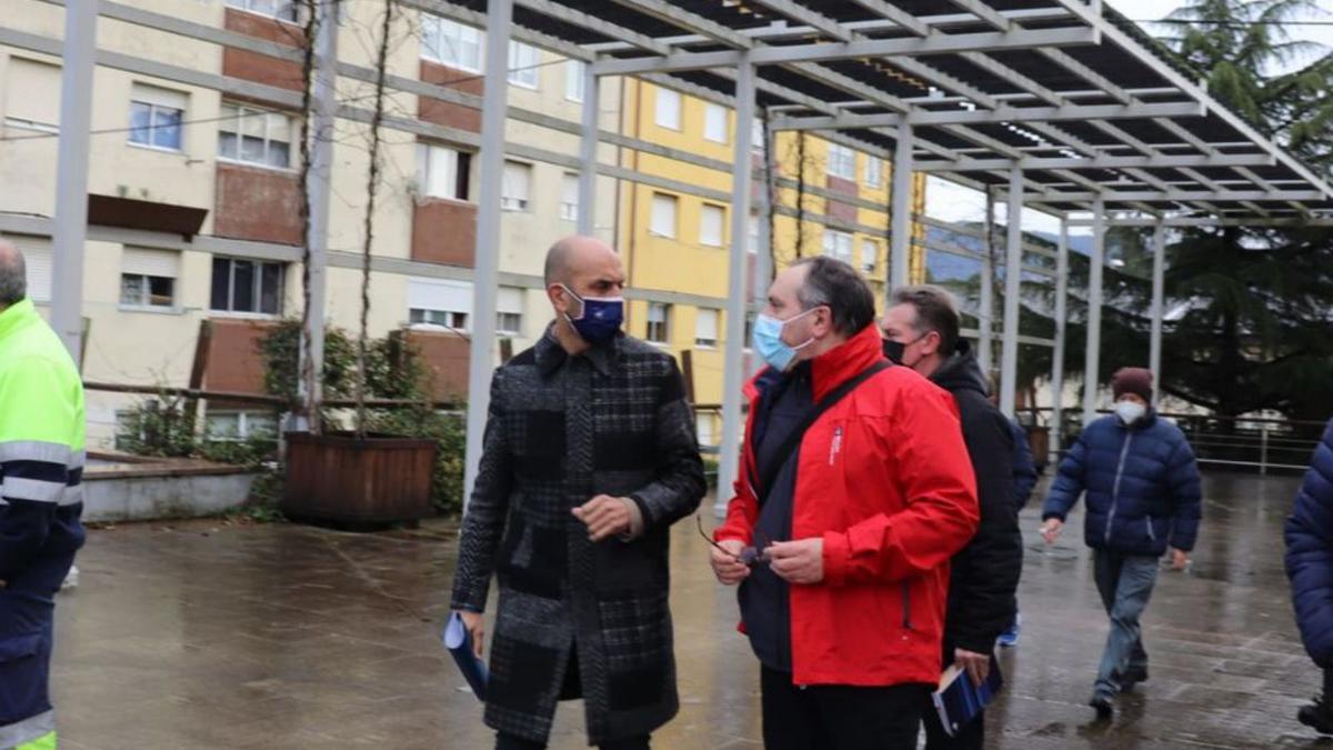 Lorenzo, en el centro, ayer, en la visita por Torneiros.   | // D.P.