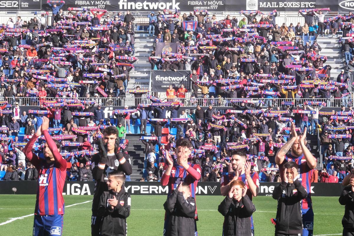 Los jugadores del Eldense aplauden a su afición, antes del partido del pasado sábado frente al Oviedo