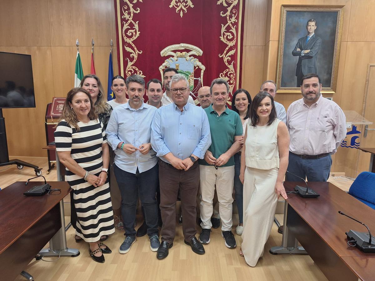 Esteban Morales, con compañeros socialistas en el salón de plenos del ayuntamiento de Puente Genil.