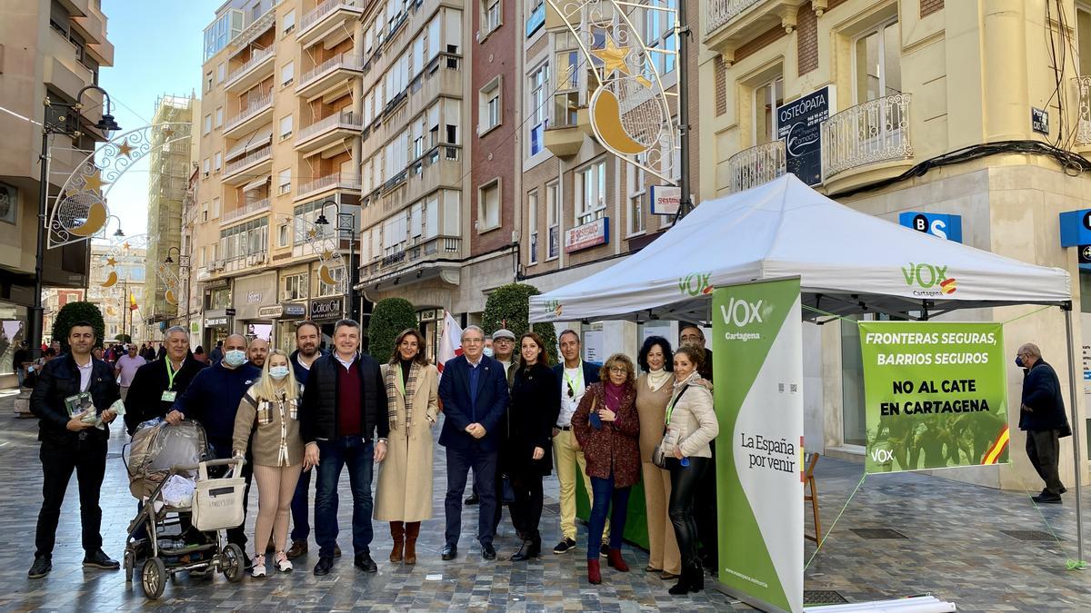 Mesa informativa de Vox en la Plaza del Icue de Cartagena