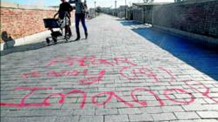 Dos menores son denunciadas por pintar en el puente de Palmas