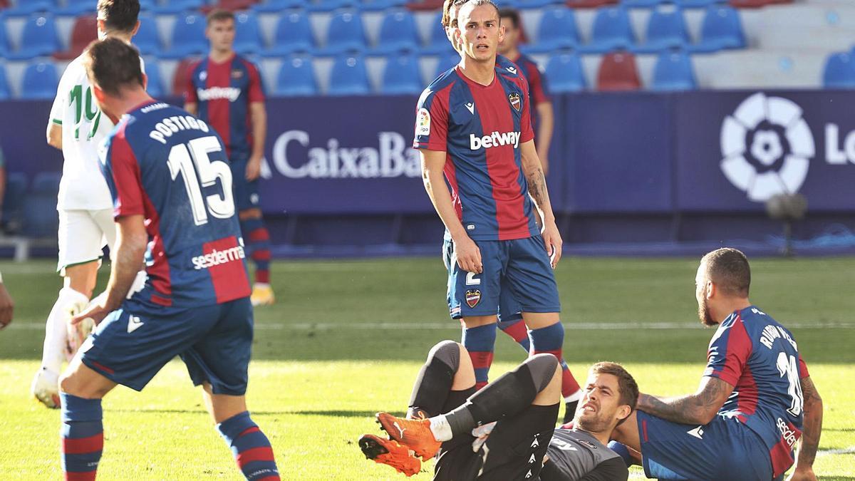 Los futbolistas del Levante UD se lamentan tras encajar el gol del empate.  | J.M. LÓPEZ/SD