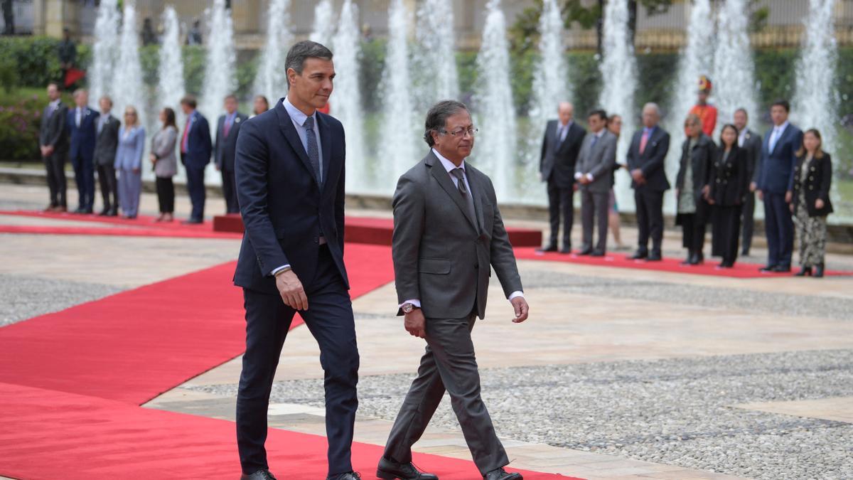 Pedro Sánchez con el presidente de Colombia, Gustavo Petro, de viaje oficial en Bogotá.