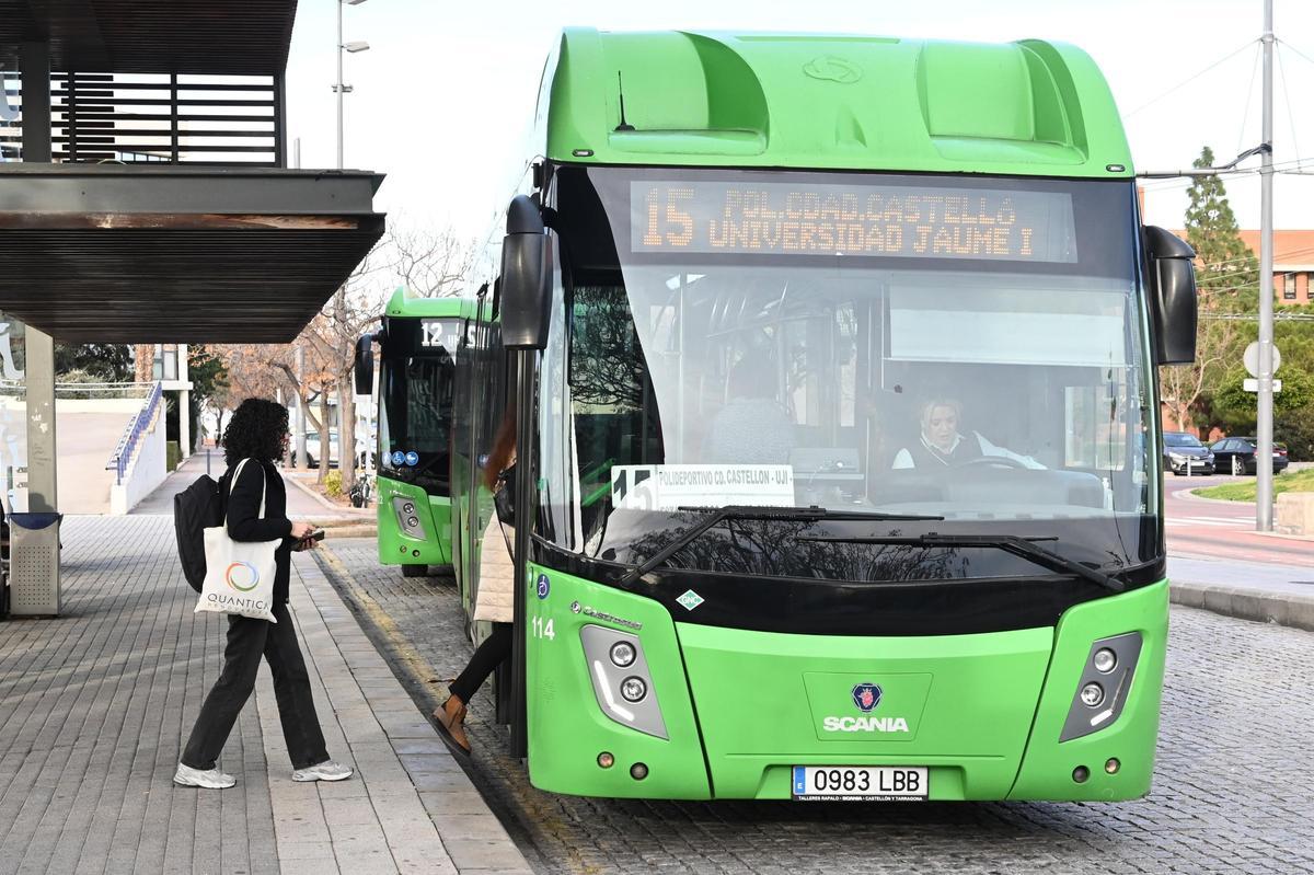 Usuarios de la UJI del transporte urbano, en la parada del Ágora.