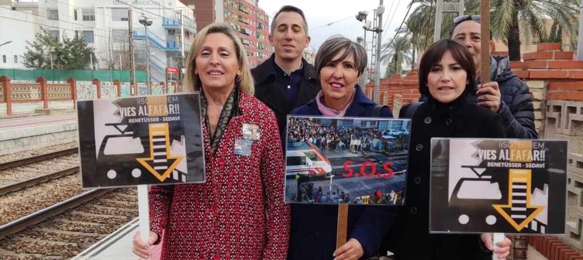 Els membres de la plataforma aposten per soterrar i no només eliminar el pas a nivell