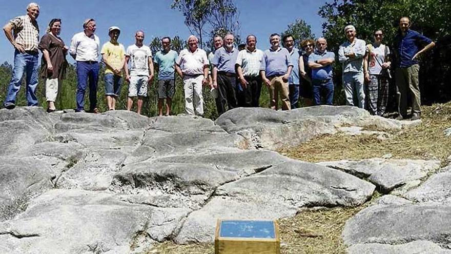 Participantes en la inauguración, ayer, de este museo de los petroglifos.