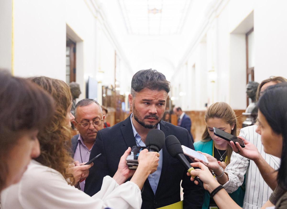 Archivo - El portavoz de ERC en el Congreso, Gabriel Rufián, ofrece declaraciones a los medios