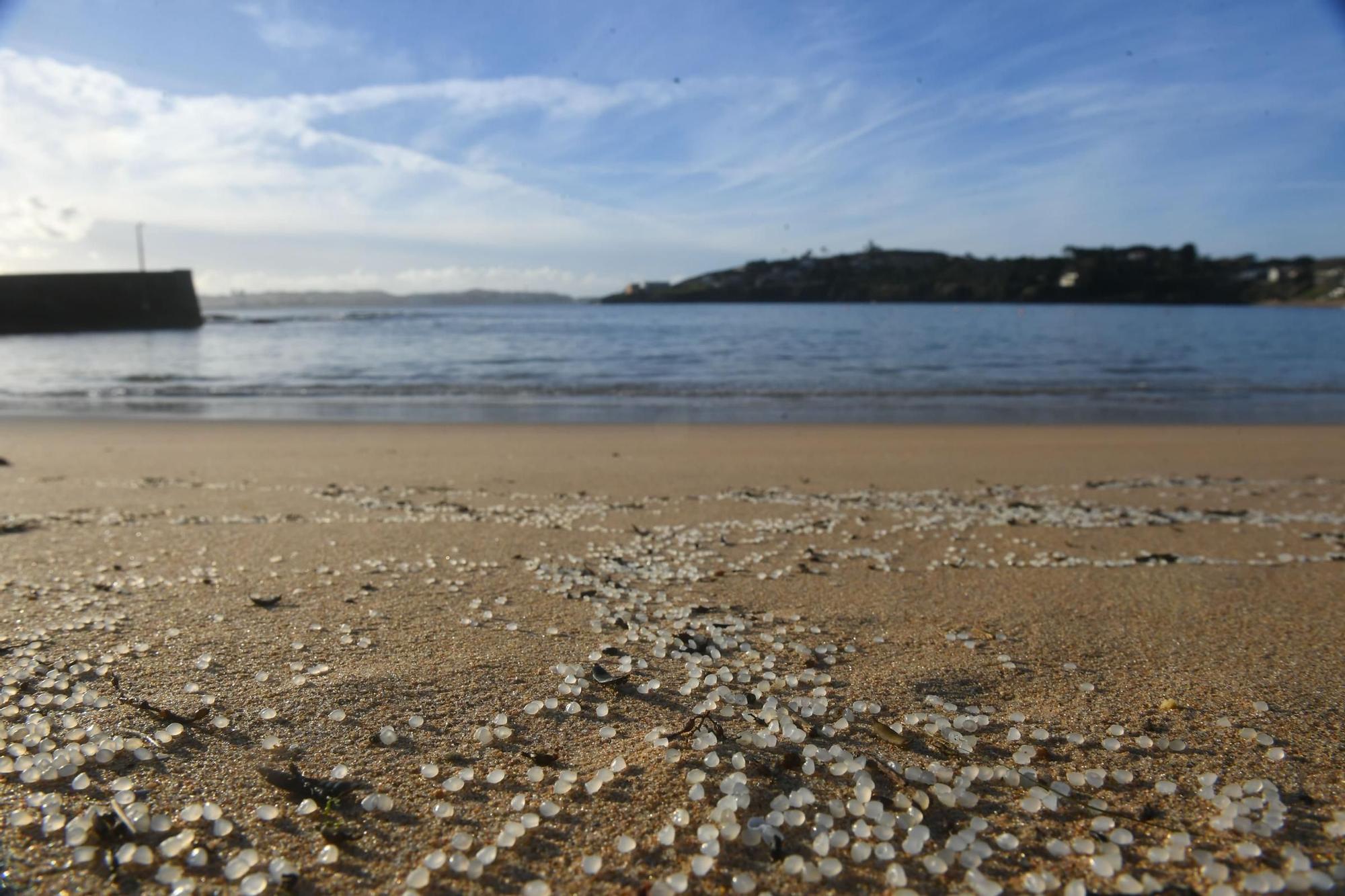 La marea de pellets de resina se extiende por A Coruña y comarca